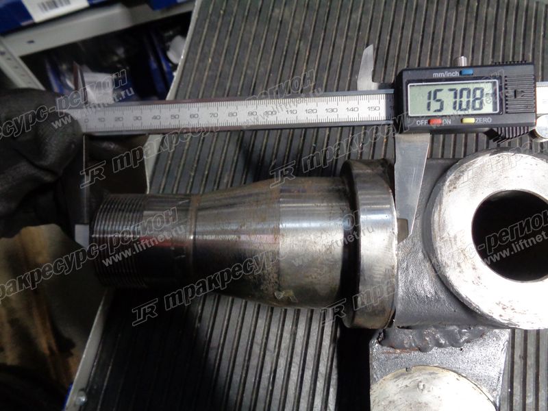 Кулак правый FD82806B9