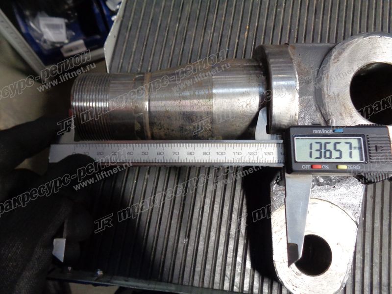 Кулак правый FD82806B9