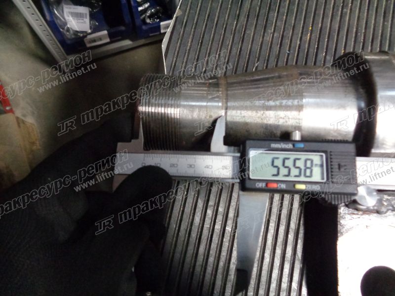 Кулак правый FD82806B9