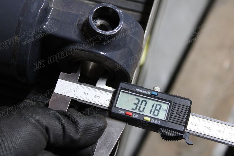 Цилиндр отвала 810296840001