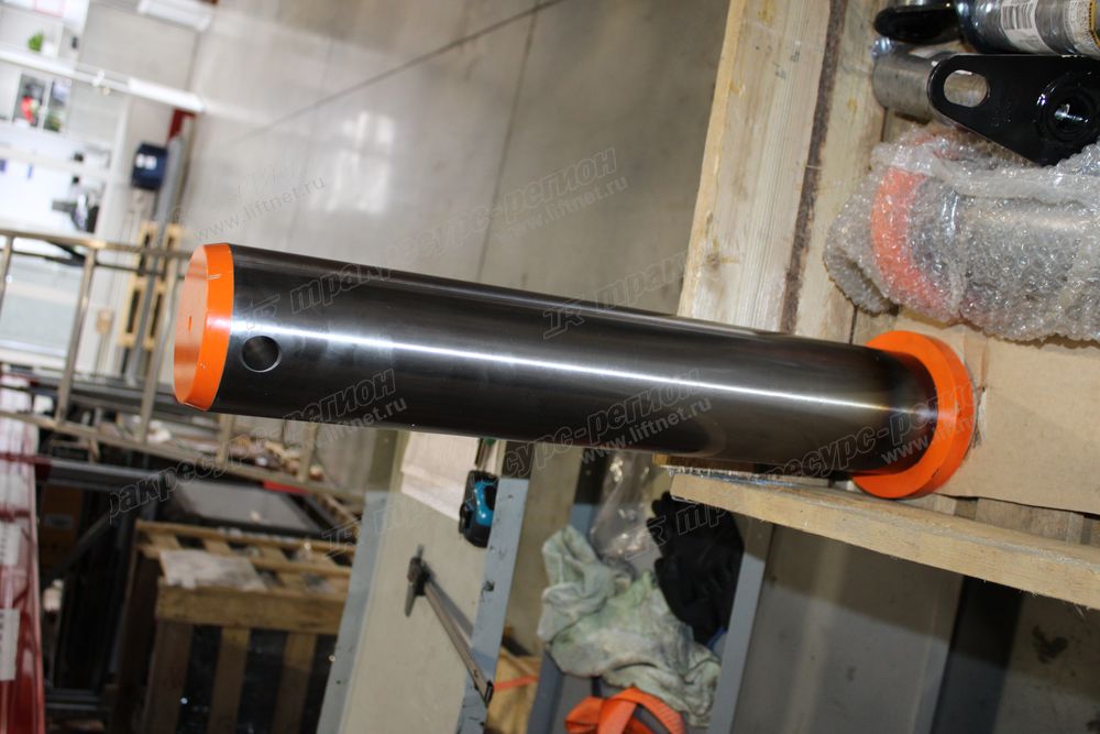 Палец трапеции ковша передний CDM6490
