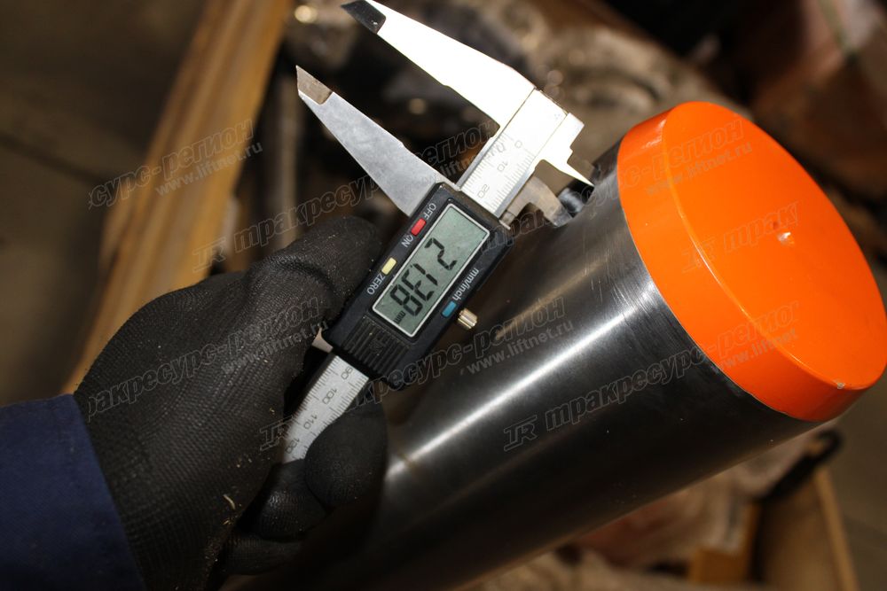 Палец трапеции ковша передний CDM6490