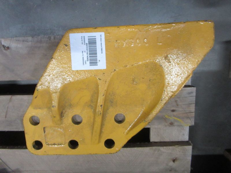 Бокорез ковша левый CDM6266