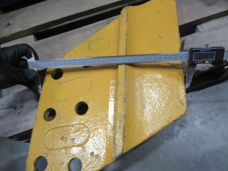 Бокорез ковша левый CDM6266