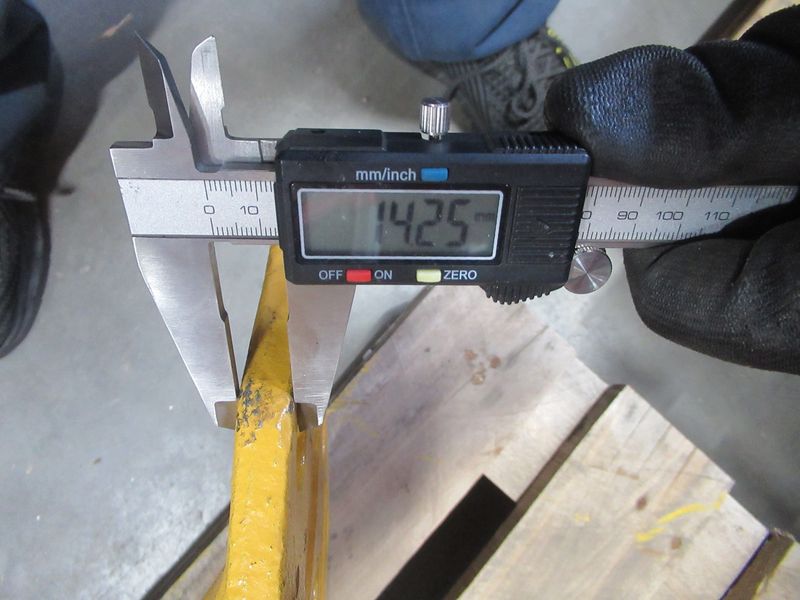 Бокорез ковша левый CDM6266