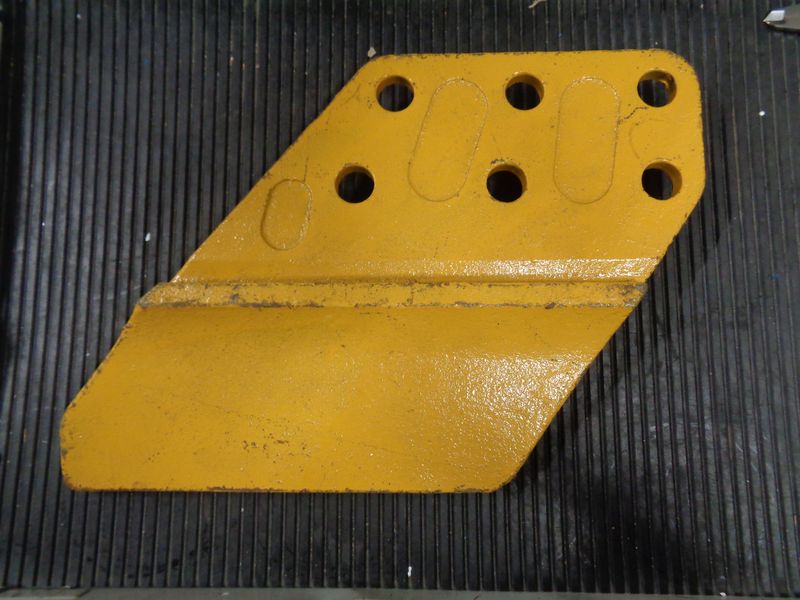 Бокорез ковша правый CDM6266