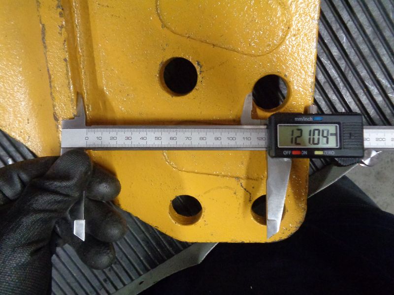 Бокорез ковша правый CDM6266
