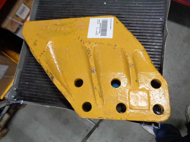 Бокорез ковша правый CDM6266
