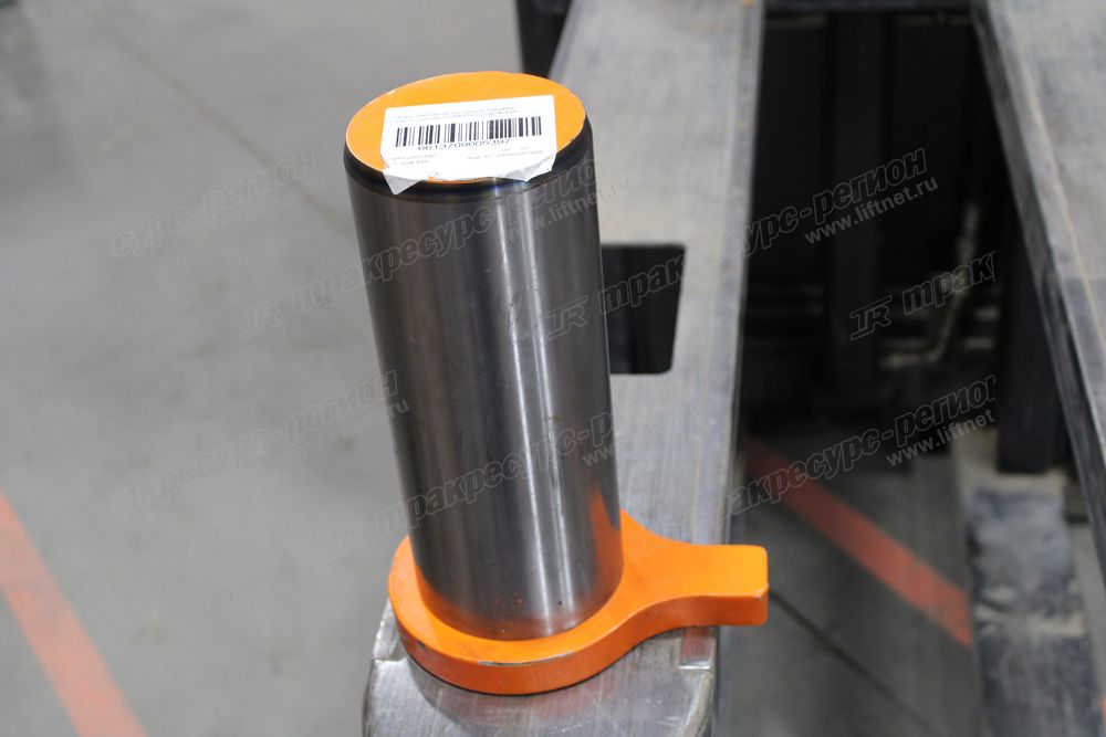 Палец крепления цилиндра подъёма стрелы нижний CDM6550