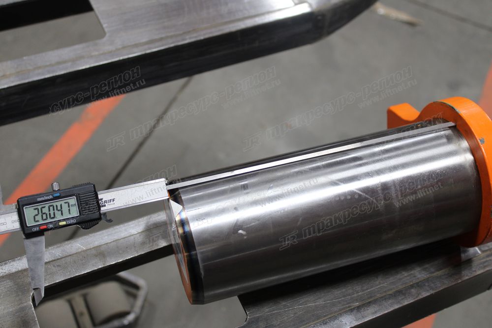 Палец крепления цилиндра подъёма стрелы нижний CDM6550