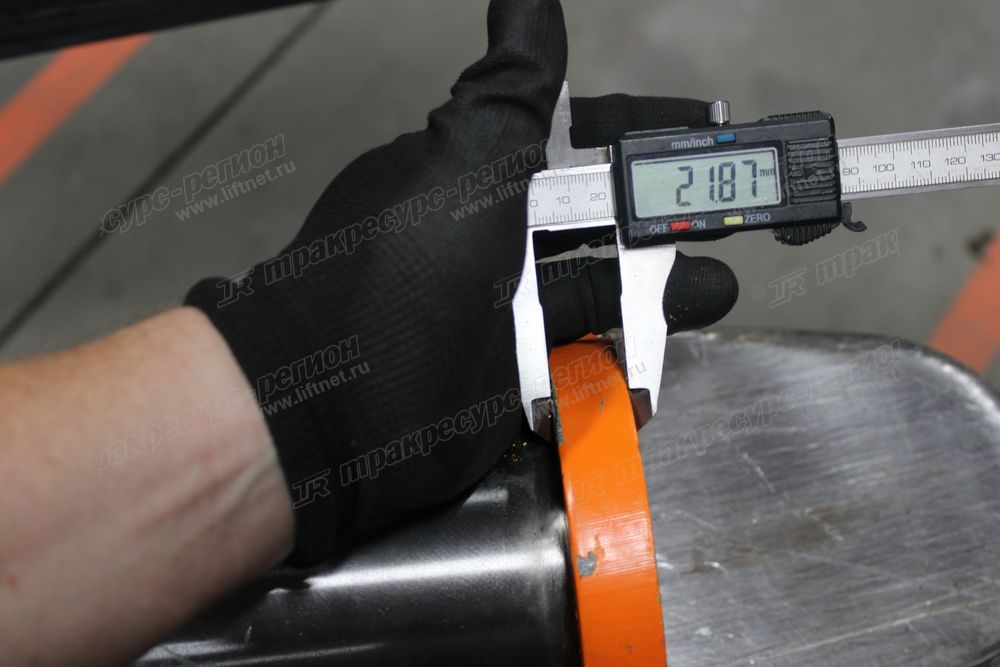 Палец крепления цилиндра подъёма стрелы нижний CDM6550