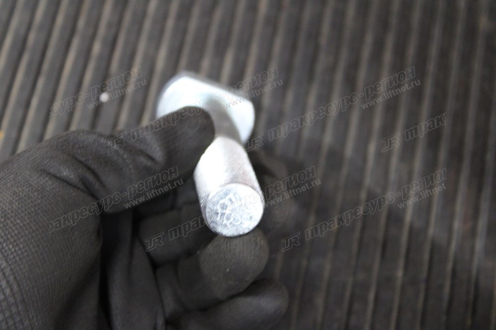 Болт крепления диска (шпилька) CDM876G