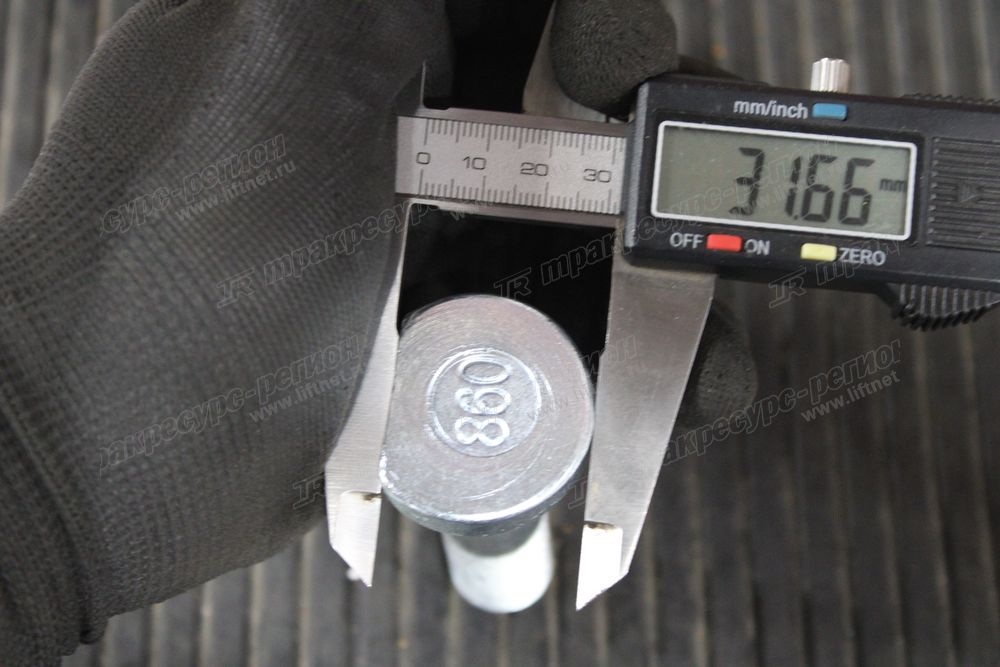 Болт крепления диска (шпилька) CDM876G