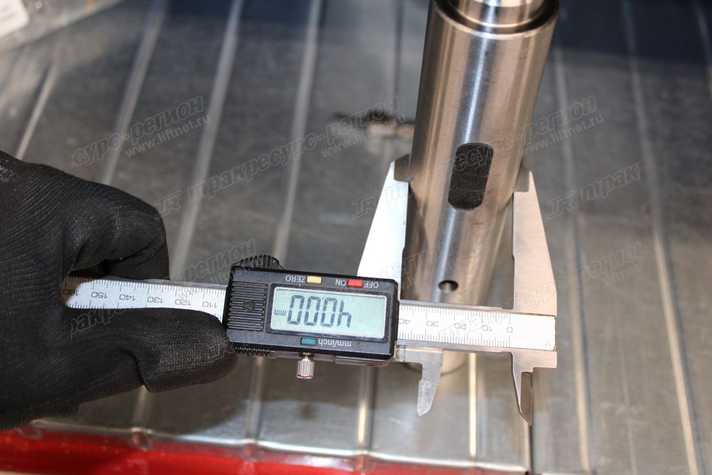 Шкворень управляемого моста левый 3EC-24-51330