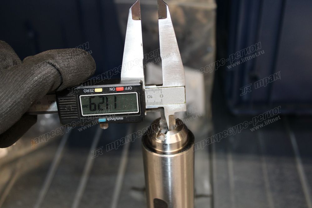 Шкворень управляемого моста левый 3EC-24-51330