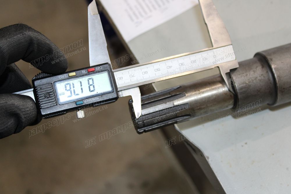 Вал привода насоса КПП YJ315S-00010