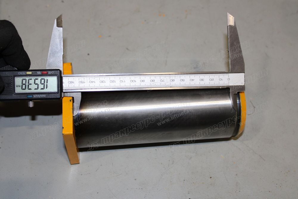 Палец нижний поворотной опоры CDM83