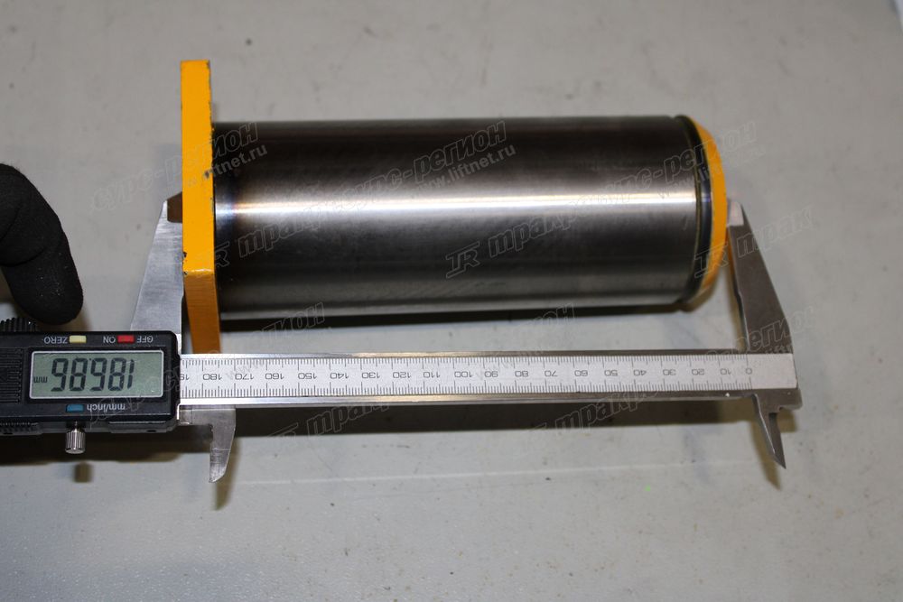 Палец нижний поворотной опоры CDM83