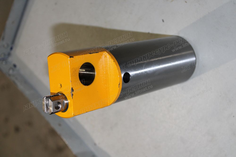 Палец верхний поворотной опоры CDM83