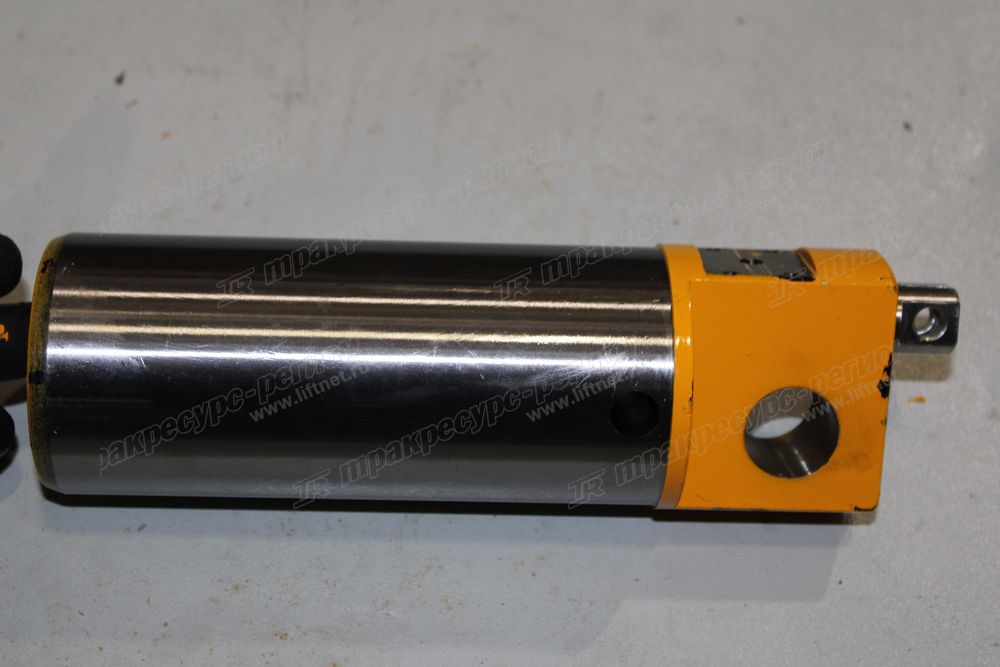 Палец верхний поворотной опоры CDM83