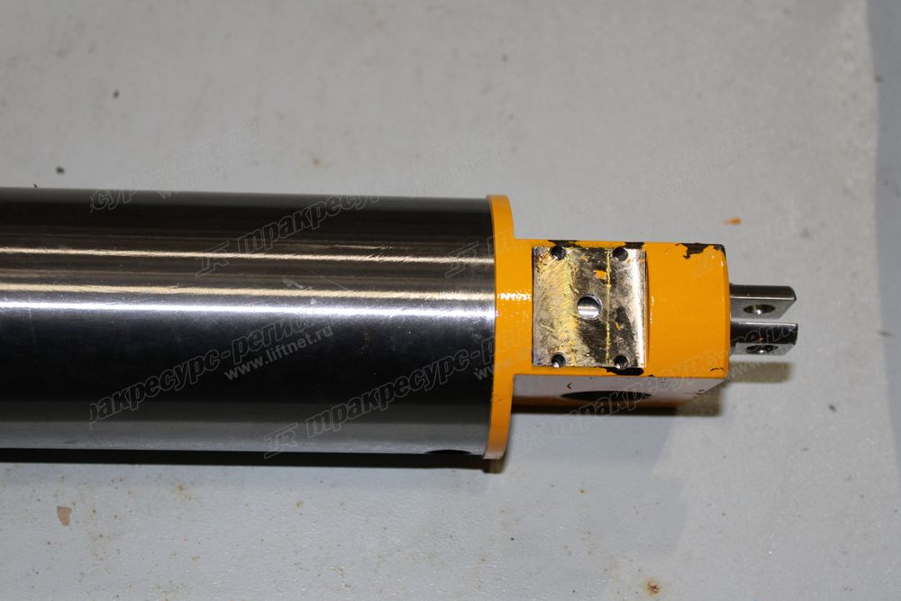 Палец верхний поворотной опоры CDM83