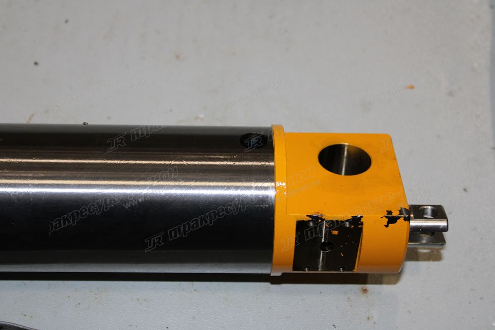 Палец верхний поворотной опоры CDM83
