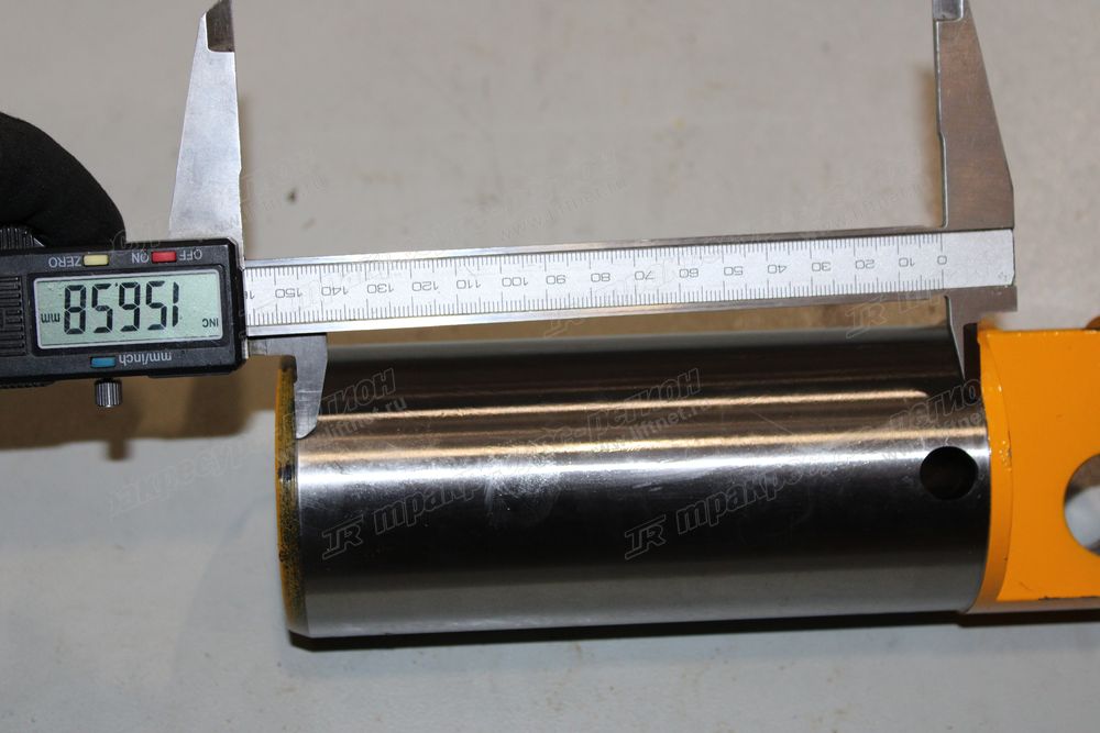 Палец верхний поворотной опоры CDM83