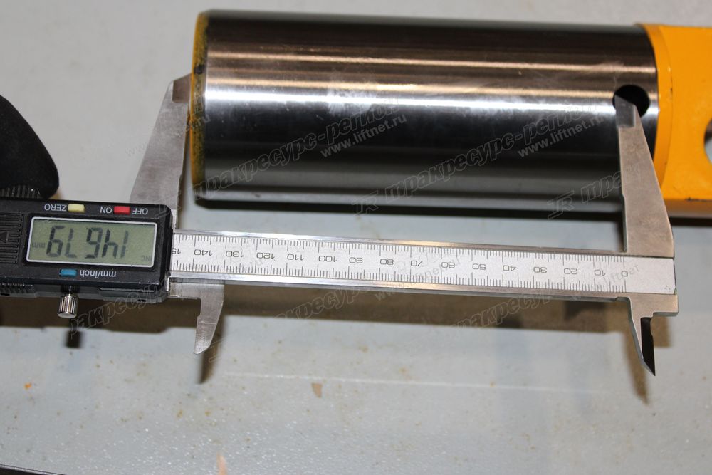 Палец верхний поворотной опоры CDM83