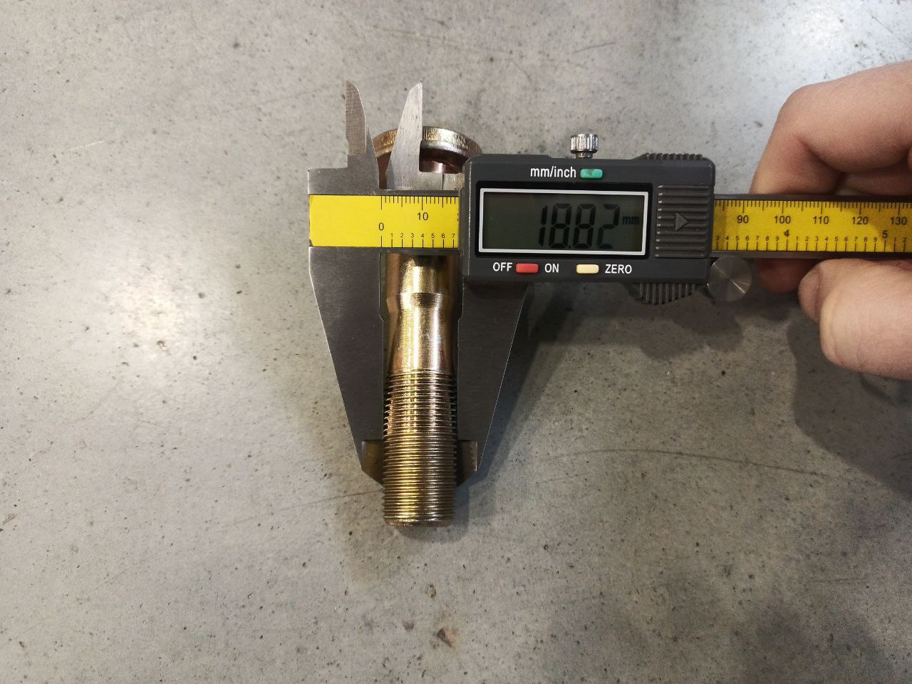 Шпилька ВМ с гайкой 91G33-01100